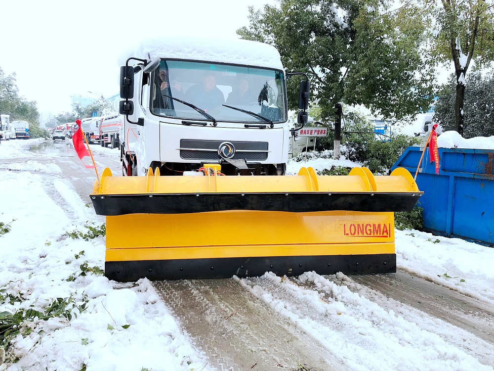 东风天锦多功能抑尘除雪车